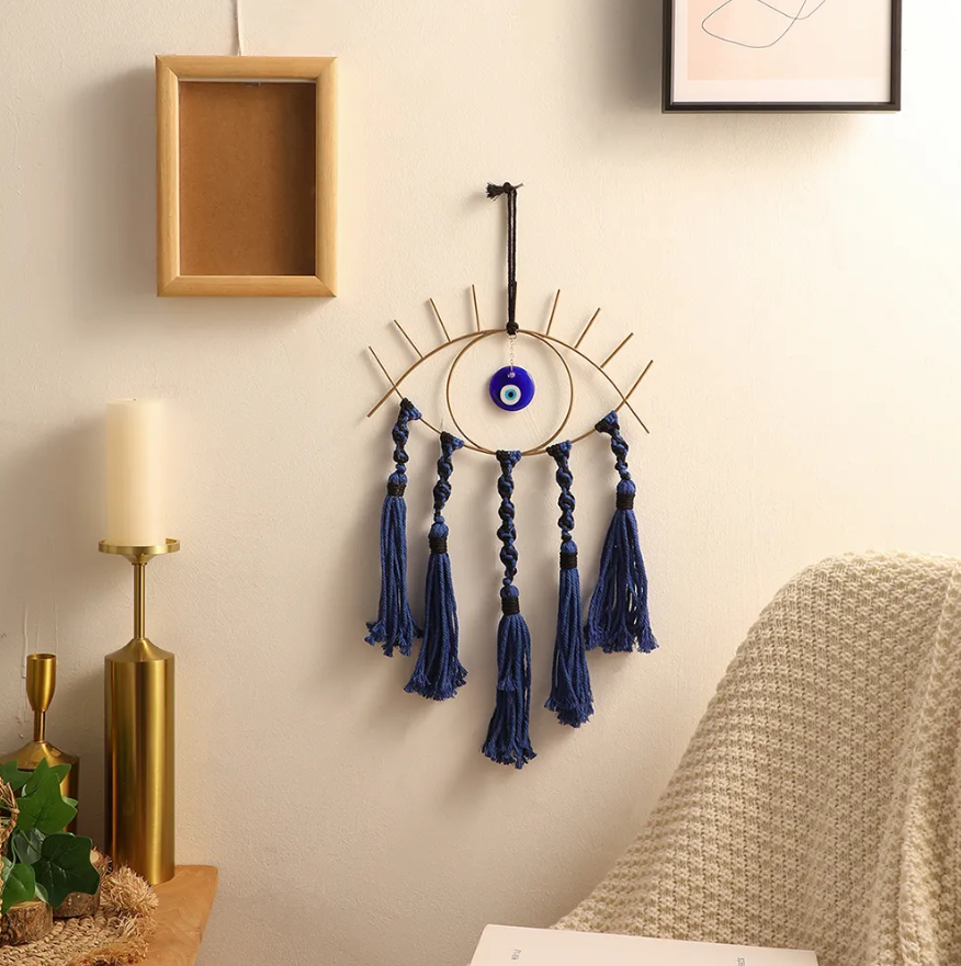 Wandhanger boze oog goudkleurig frame